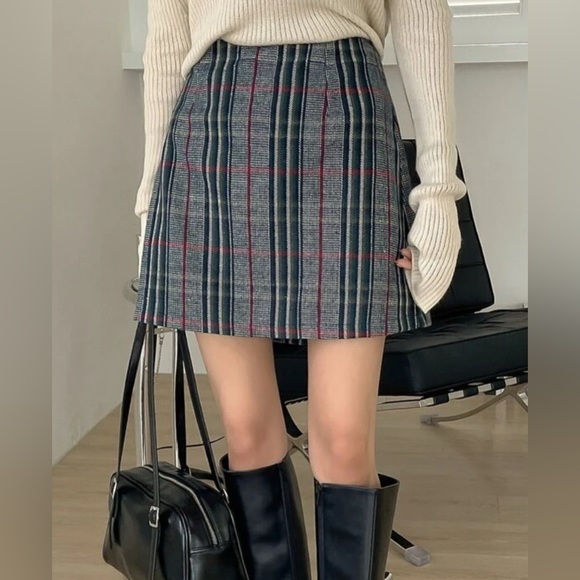Dazy Dresses & Skirts - Plaid Side Zip Skirt L